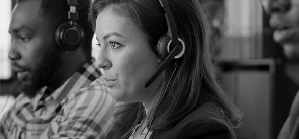 mulher atendente de telemarketing focada