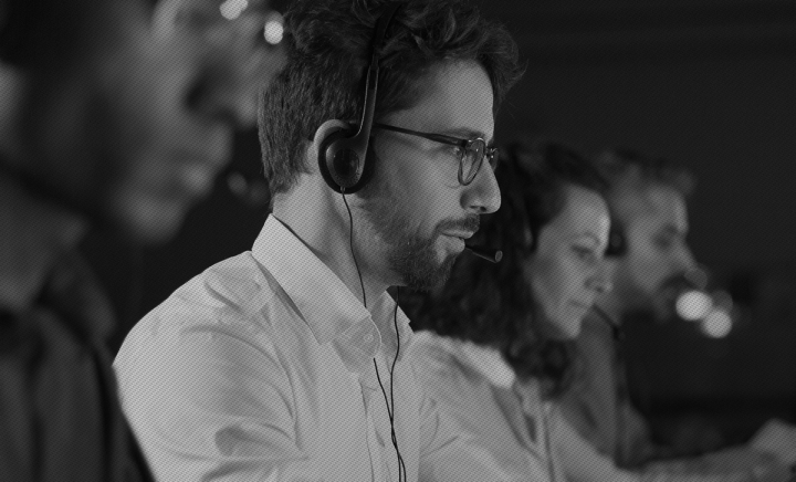 homem atendente de telemarketing imagem em preto e branco